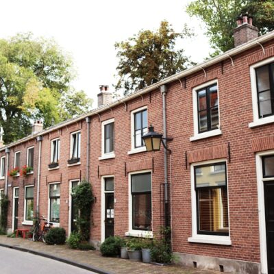 Gezinswoningen aan een straat met groen