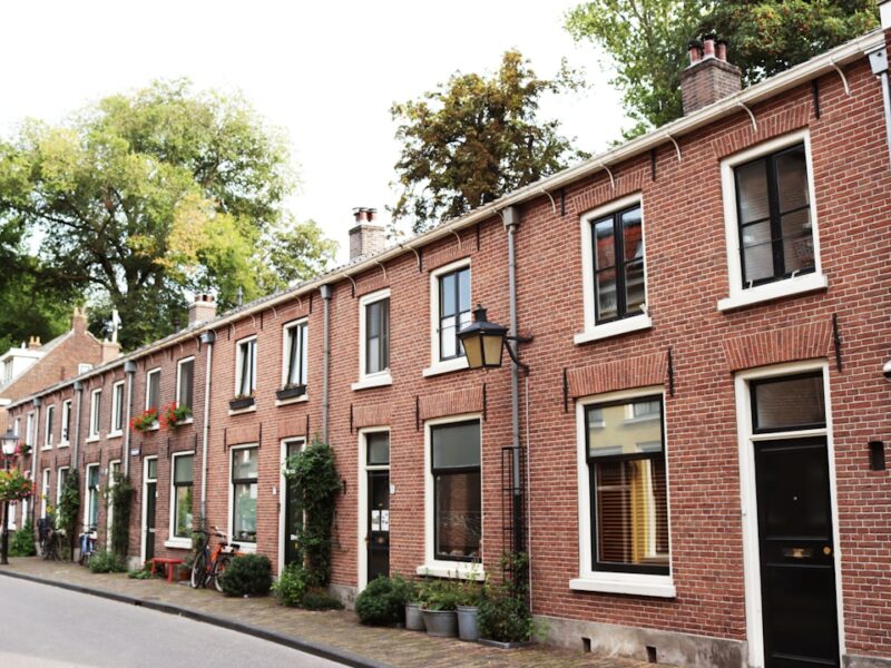 Gezinswoningen aan een straat met groen