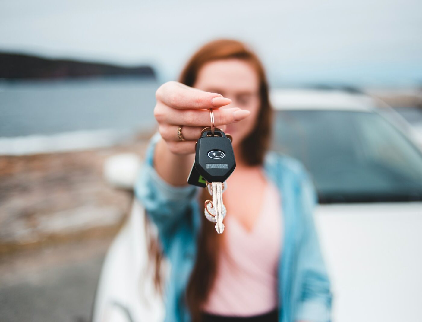 Autosleutels worden overhandigd bij de verkoop van een auto