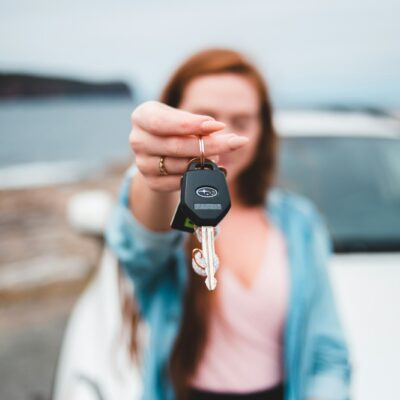 Autosleutels worden overhandigd bij de verkoop van een auto