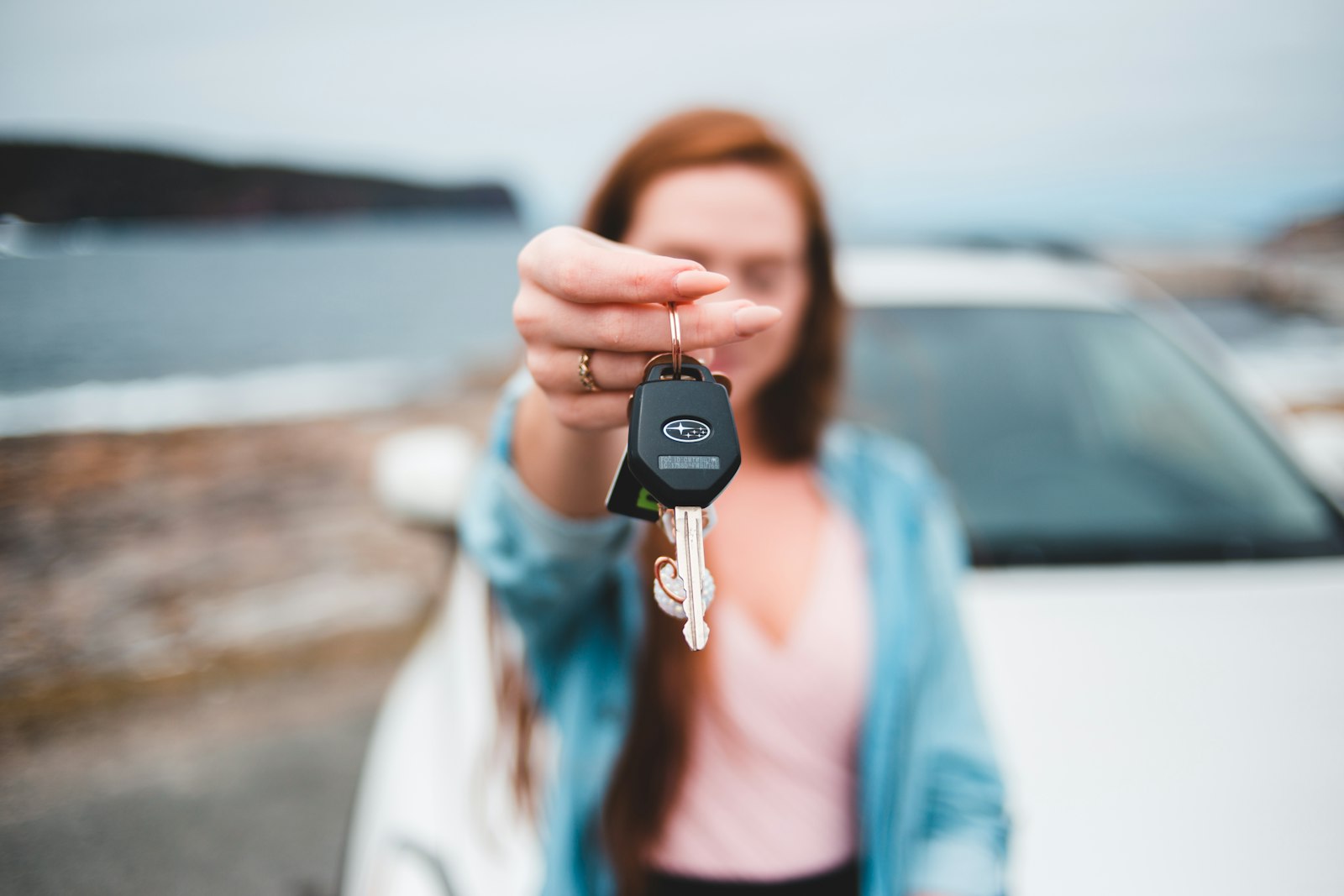 Autosleutels worden overhandigd bij de verkoop van een auto