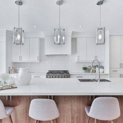Moderne keuken met kookeiland