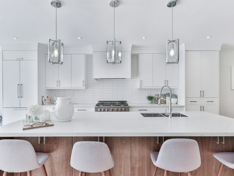 Moderne keuken met kookeiland