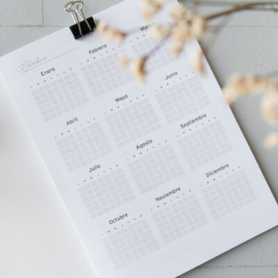 Kalender op een bureau met afgevinkte dagen