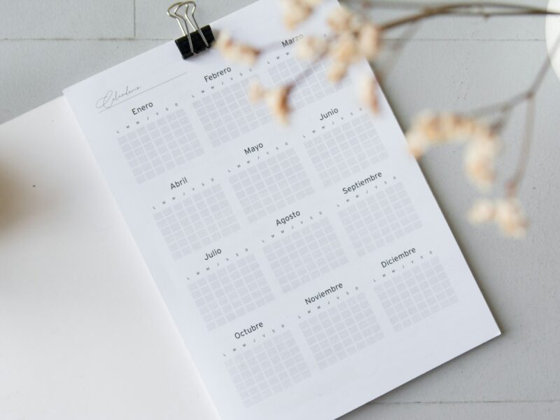 Kalender op een bureau met afgevinkte dagen