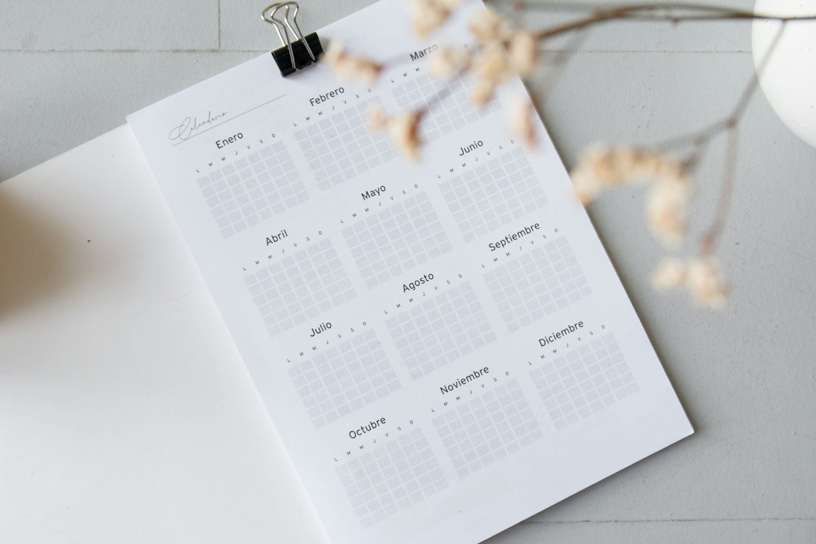 Kalender op een bureau met afgevinkte dagen