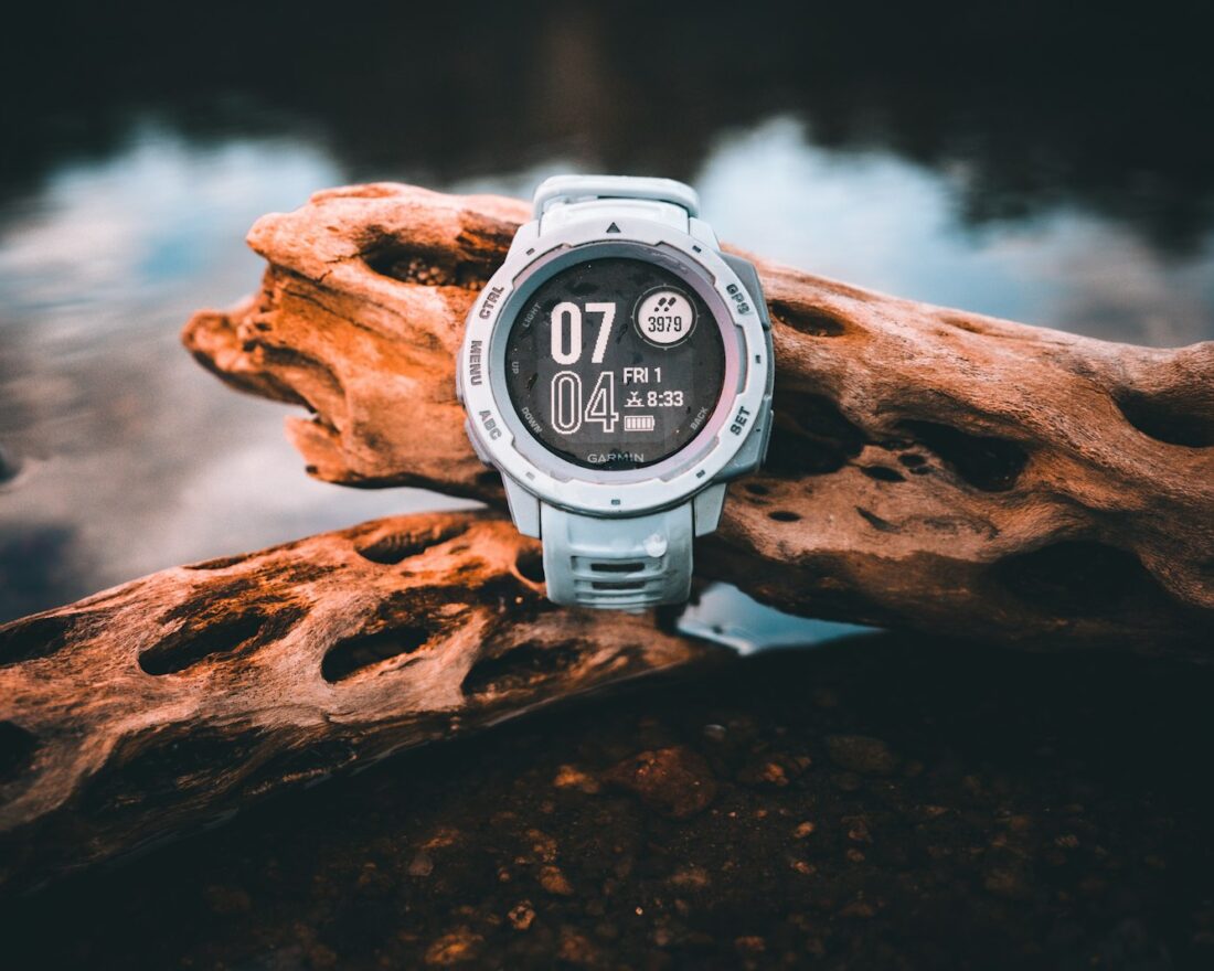 Garmin-smartwatch op een stuk hout