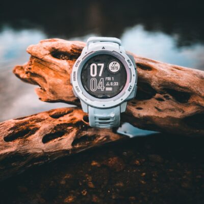Garmin-smartwatch op een stuk hout
