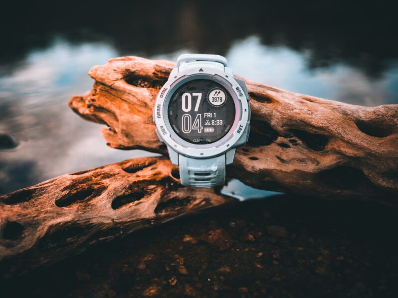 Garmin-smartwatch op een stuk hout