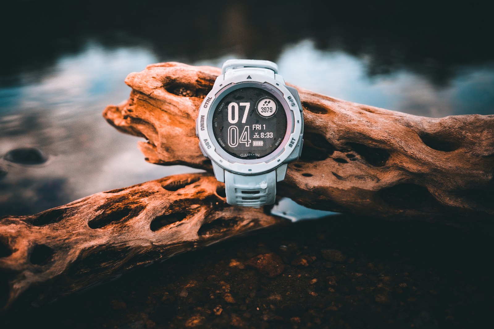 Garmin-smartwatch op een stuk hout
