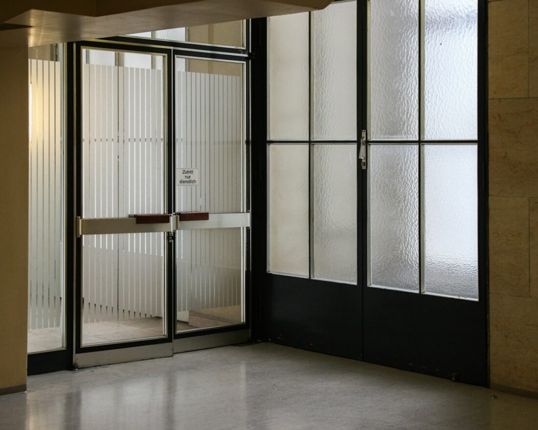 Stalen deur met glas in een interieur