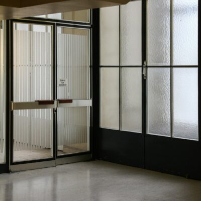 Stalen deur met glas in een interieur