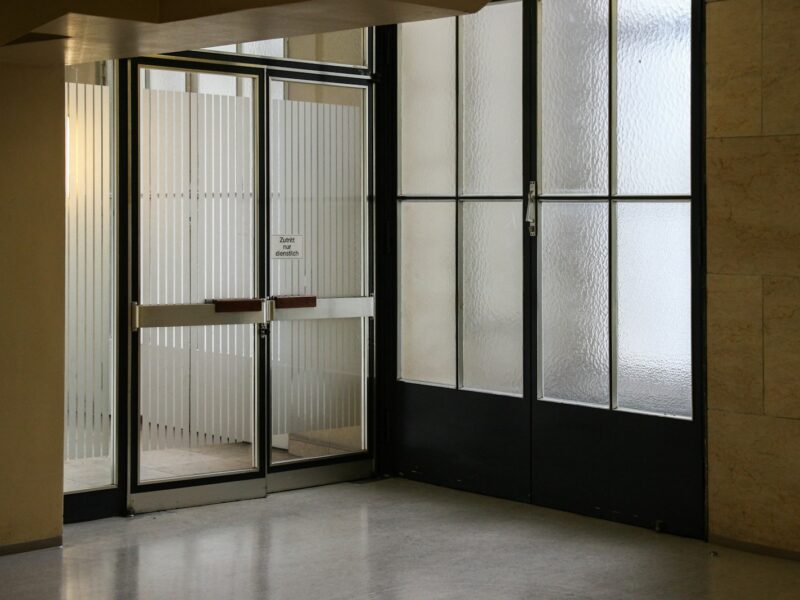 Stalen deur met glas in een interieur