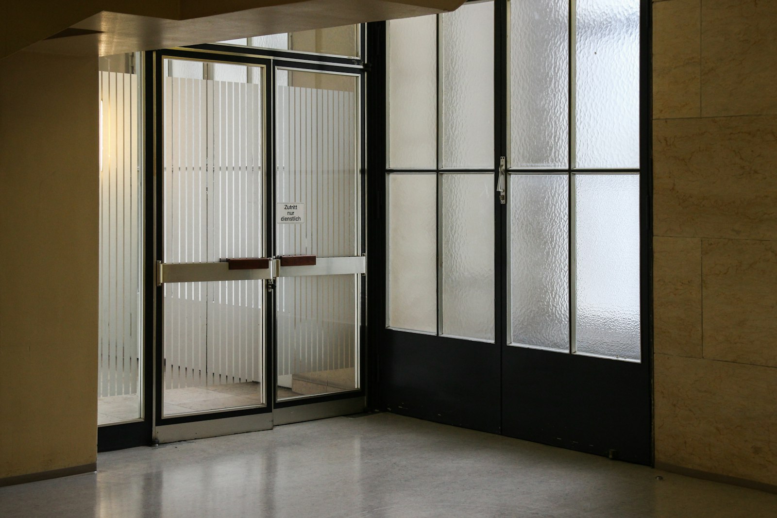 Stalen deur met glas in een interieur