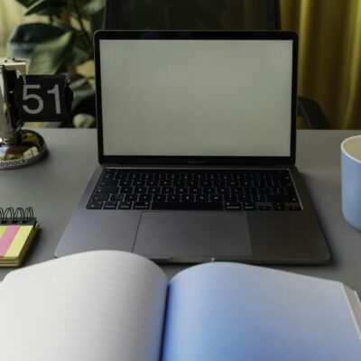 Bureau met een open notitieboek, een timer en een weggelegde telefoon