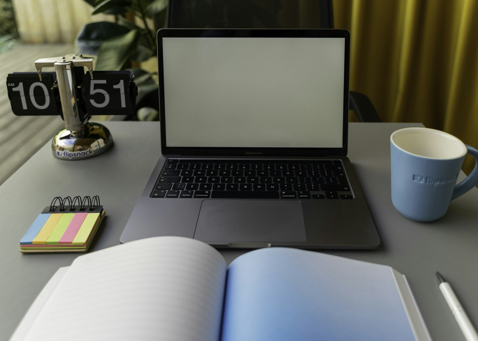 Bureau met een open notitieboek, een timer en een weggelegde telefoon