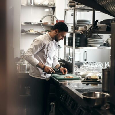 Kok aan het werk in een restaurantkeuken