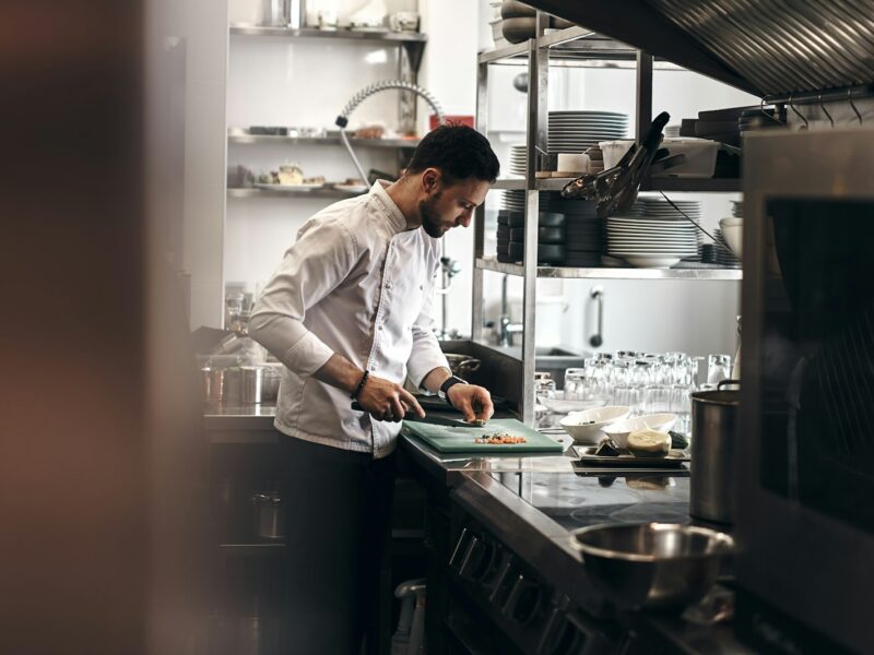 Kok aan het werk in een restaurantkeuken