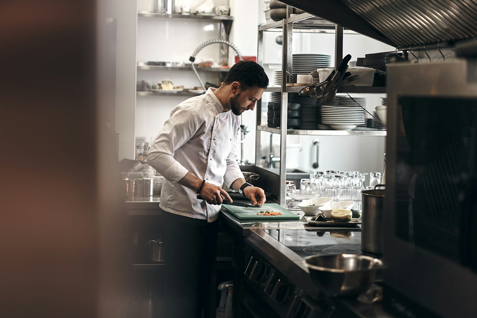 Kok aan het werk in een restaurantkeuken