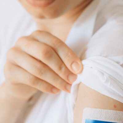 Pleister op de bovenarm na een vaccinatie