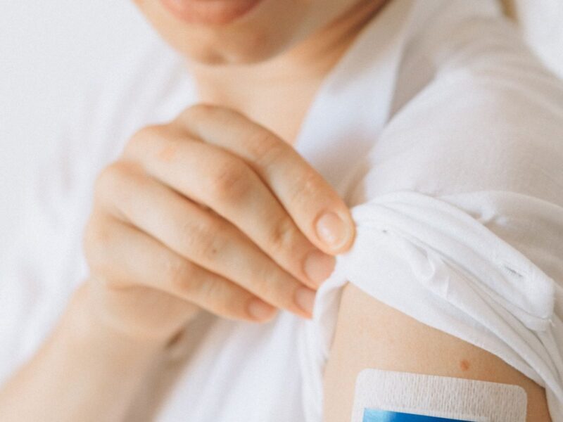 Pleister op de bovenarm na een vaccinatie