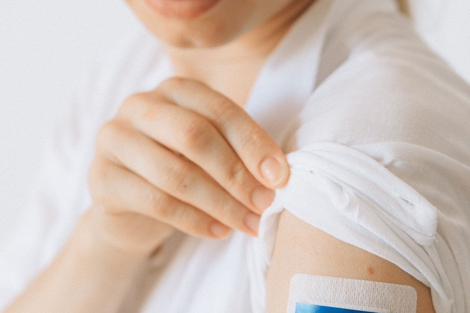Pleister op de bovenarm na een vaccinatie
