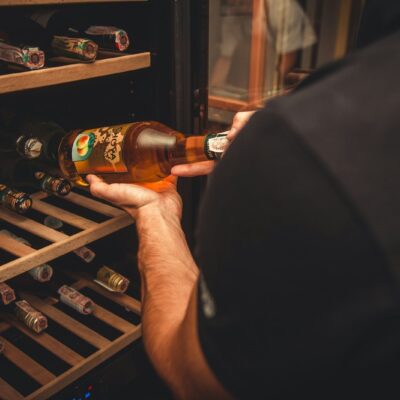 Wijnfles uit een wijnklimaatkast halen