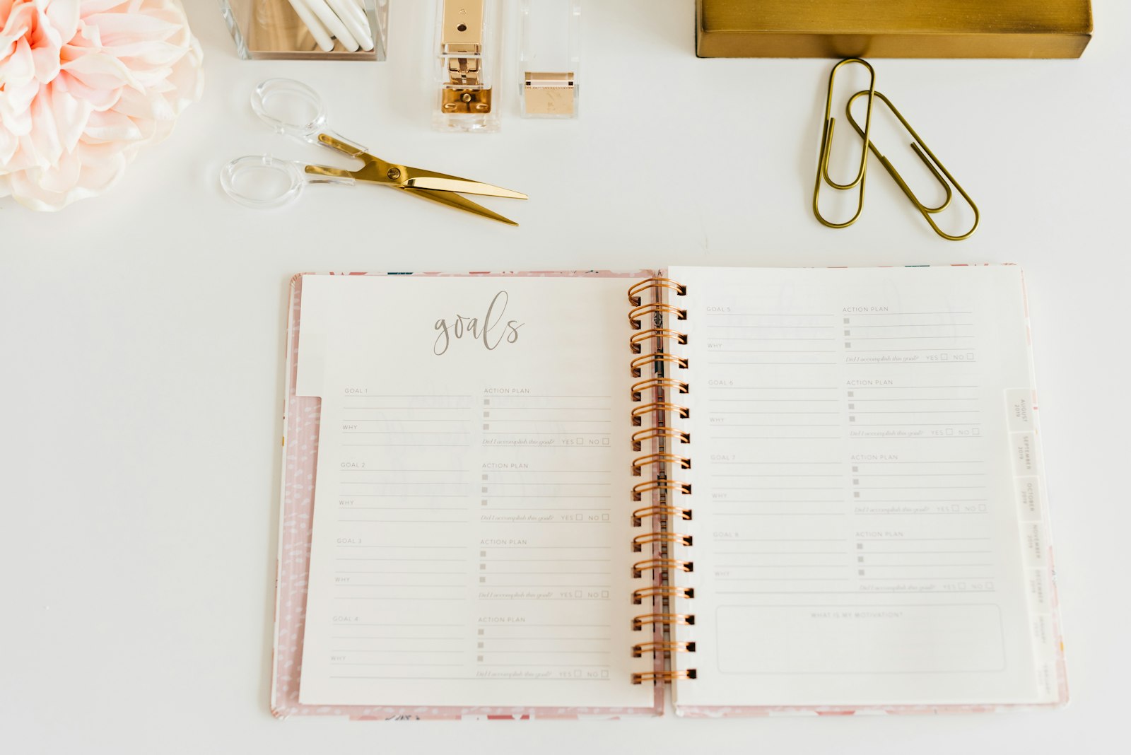 Vrouw aan een bureau met een open agenda en notities