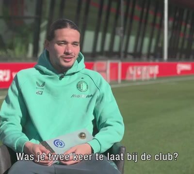 Anis Hadj Moussa van Feyenoord met de prijs voor Speler van de Maand