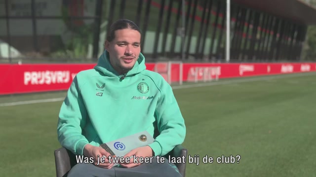 Anis Hadj Moussa van Feyenoord met de prijs voor Speler van de Maand