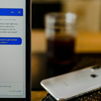 Iemand houdt een telefoon vast met een chatapp open op het scherm