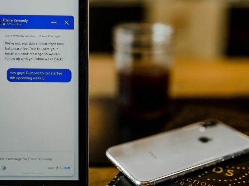 Iemand houdt een telefoon vast met een chatapp open op het scherm
