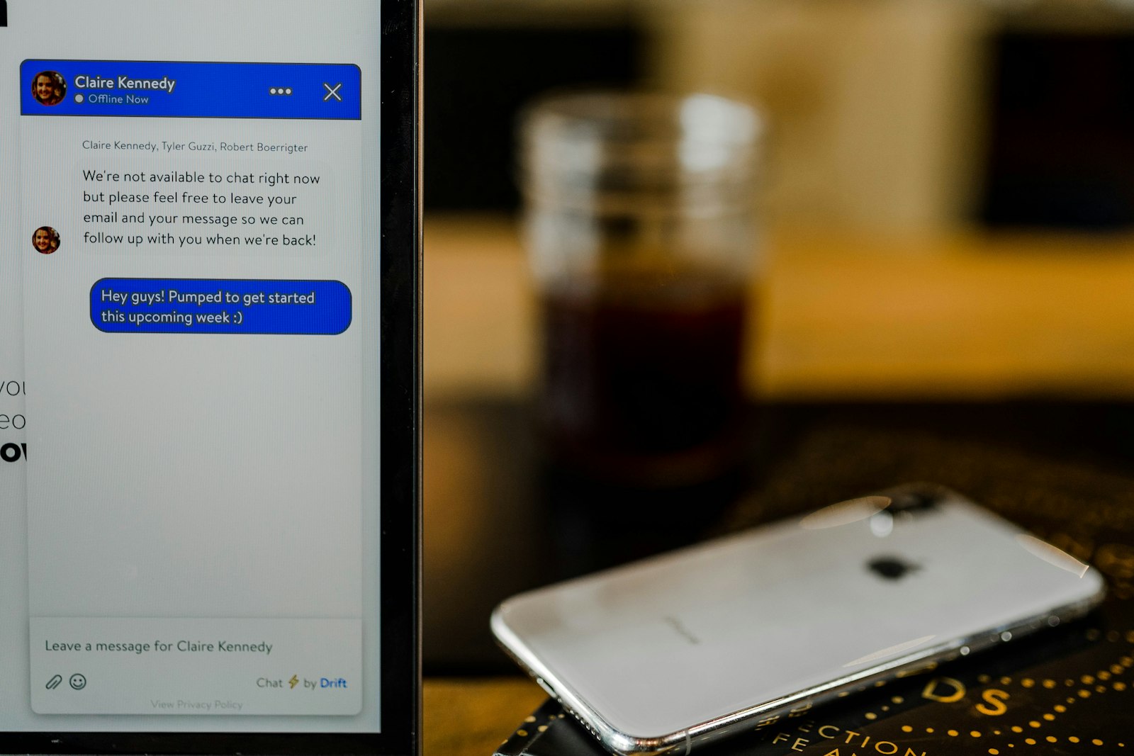 Iemand houdt een telefoon vast met een chatapp open op het scherm