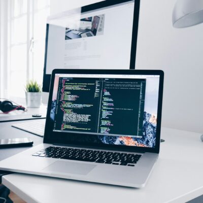 Medewerker typt een opdracht in een AI-chatvenster op een laptop