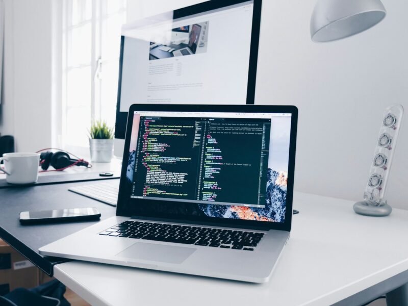 Medewerker typt een opdracht in een AI-chatvenster op een laptop