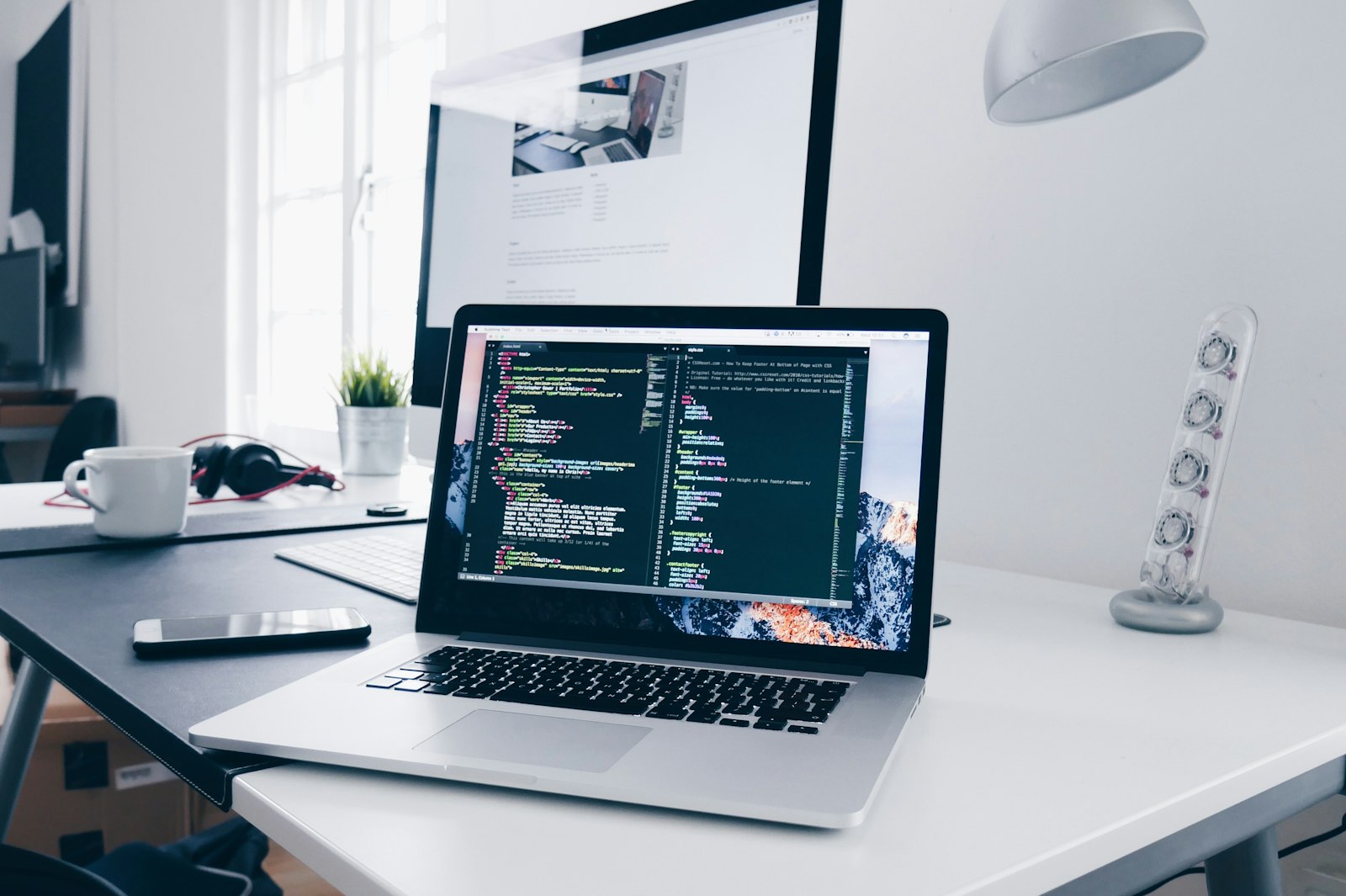 Medewerker typt een opdracht in een AI-chatvenster op een laptop