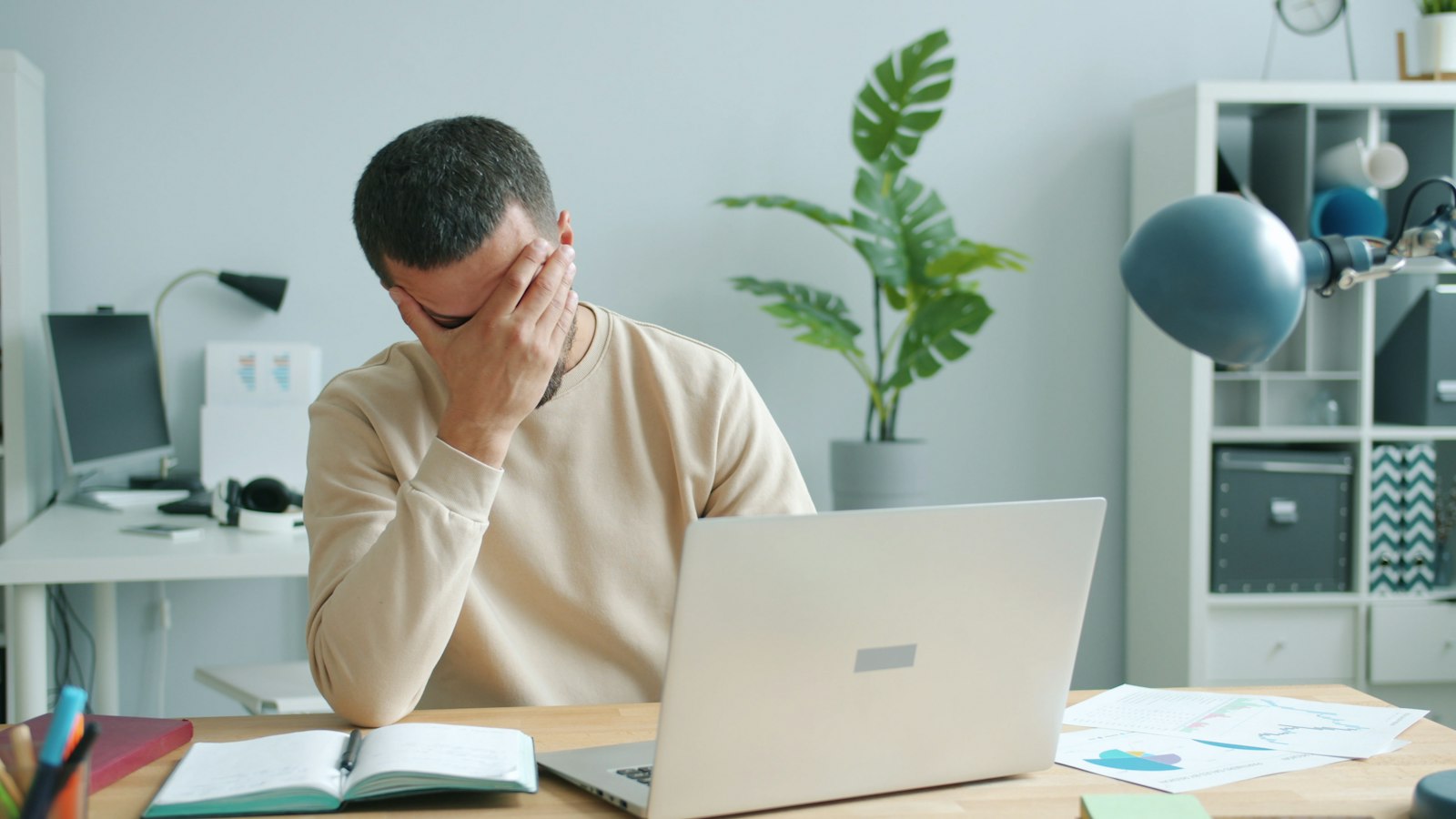 Werknemer zit alleen aan een bureau in een stil kantoor