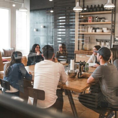 Collega's in gesprek aan een vergadertafel op kantoor