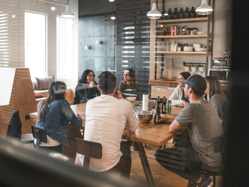 Collega's in gesprek aan een vergadertafel op kantoor
