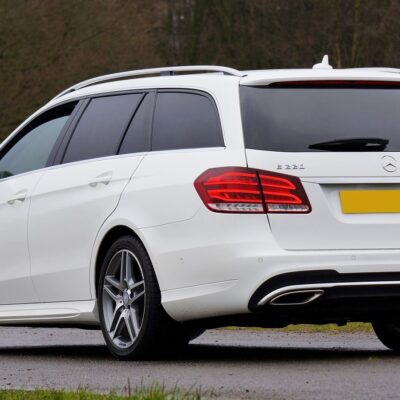 Witte stationwagen van achteren