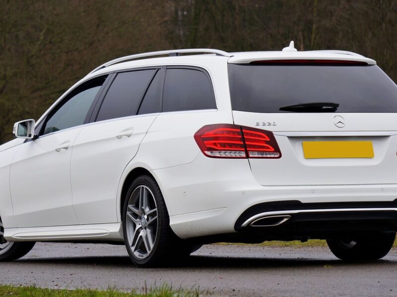 Witte stationwagen van achteren
