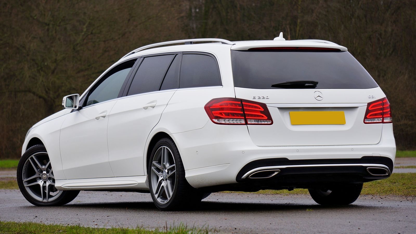 Witte stationwagen van achteren
