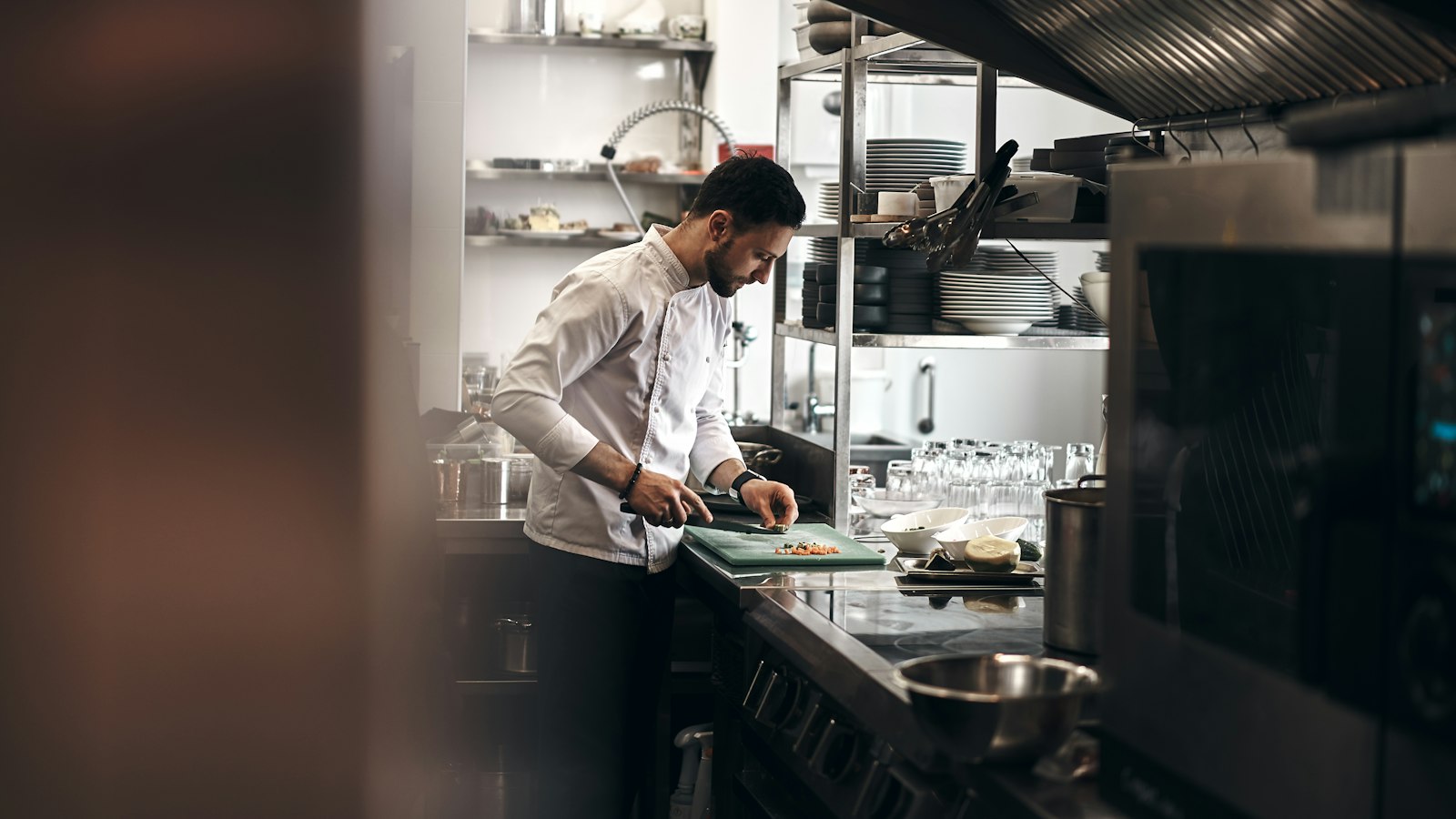 Chef richt een bord op in een restaurantkeuken