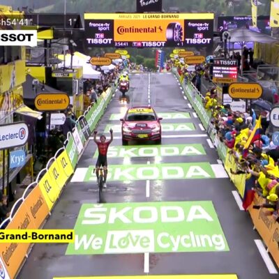 Dylan Teuns komt juichend over de finish in Le Grand-Bornand in de Tour de France van 2021