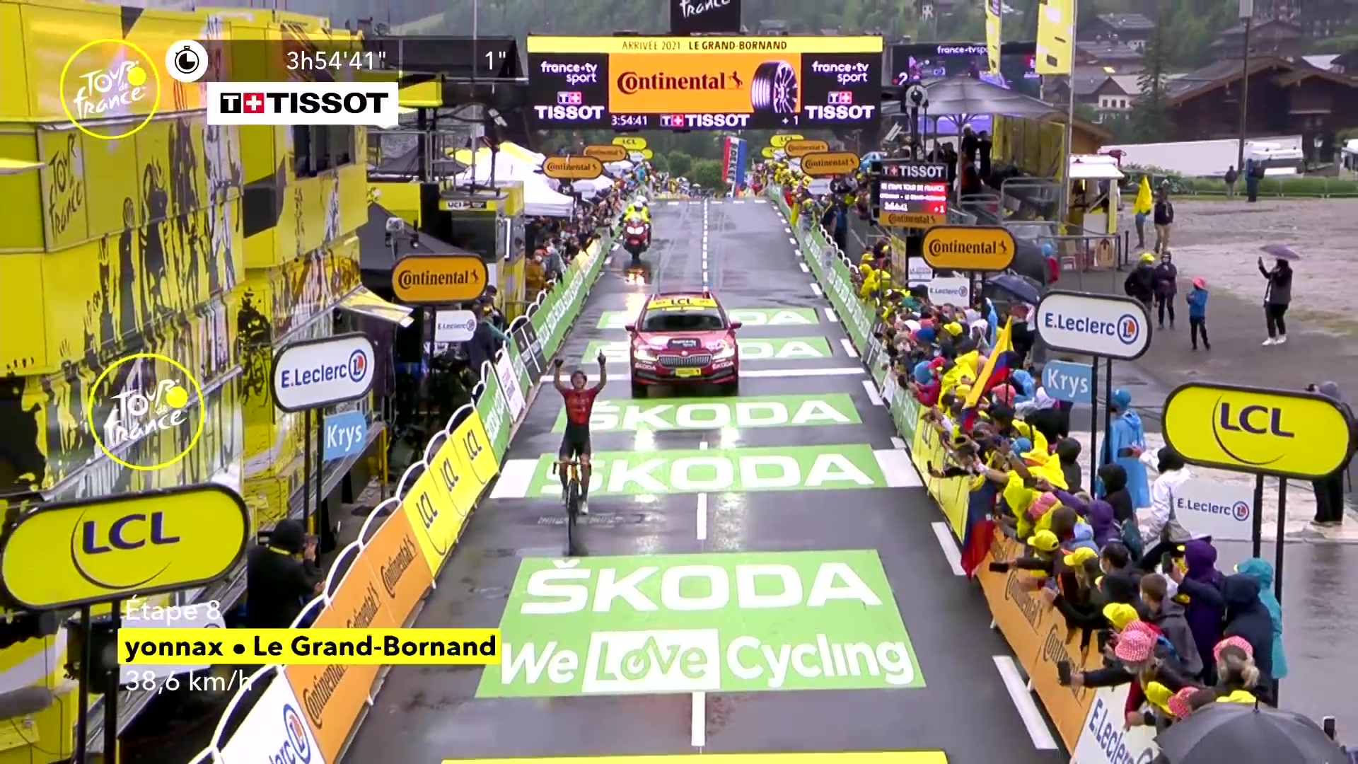 Dylan Teuns komt juichend over de finish in Le Grand-Bornand in de Tour de France van 2021