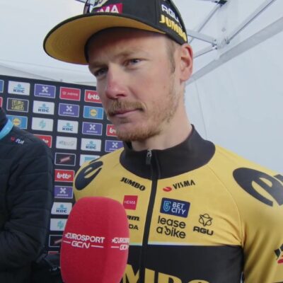 Wielrenner Dylan van Baarle geeft een interview na de finish