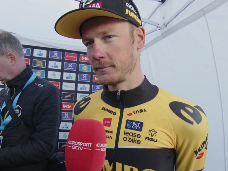 Wielrenner Dylan van Baarle geeft een interview na de finish