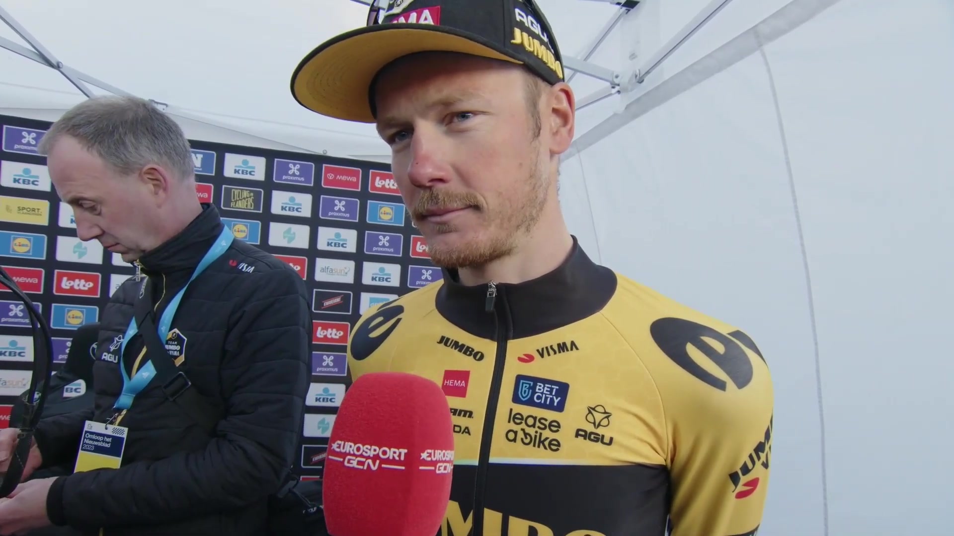 Wielrenner Dylan van Baarle geeft een interview na de finish