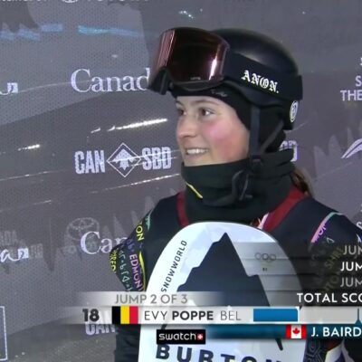 Evy Poppe met helm en snowboardbril na haar run bij de wereldbeker in Edmonton