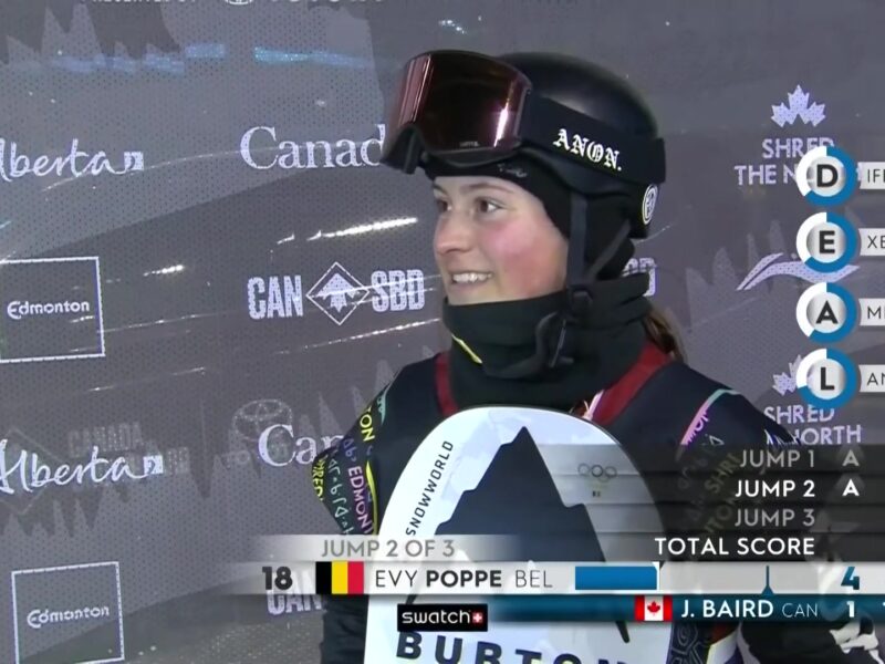 Evy Poppe met helm en snowboardbril na haar run bij de wereldbeker in Edmonton